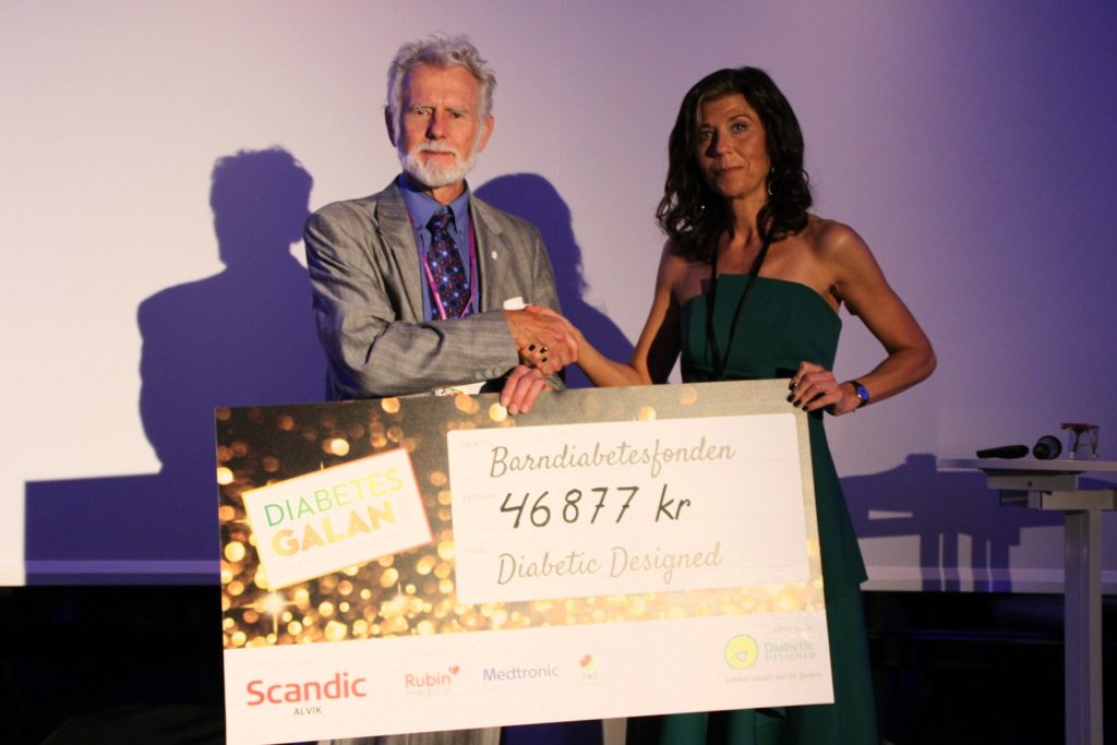 Diabetesgalan 2016 - Barndiabetesfondens Johnny Ludvigsson tar emot checken från Marie Fahlin, Diabetic Designed. 